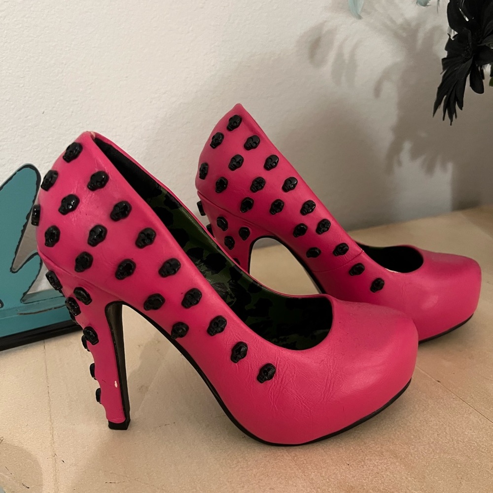Size 6 pink skull heels